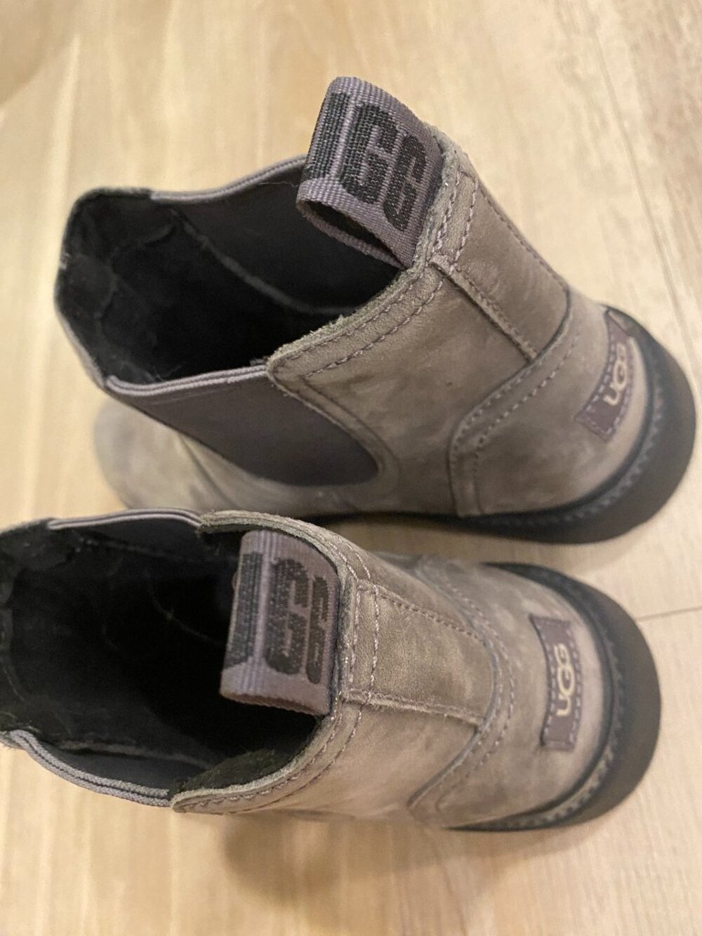 UGG Chelsea Bolden Boots Fits Women’s 5.5-6 Kids Size 4 Taupe Like New! - Picture 13 of 13